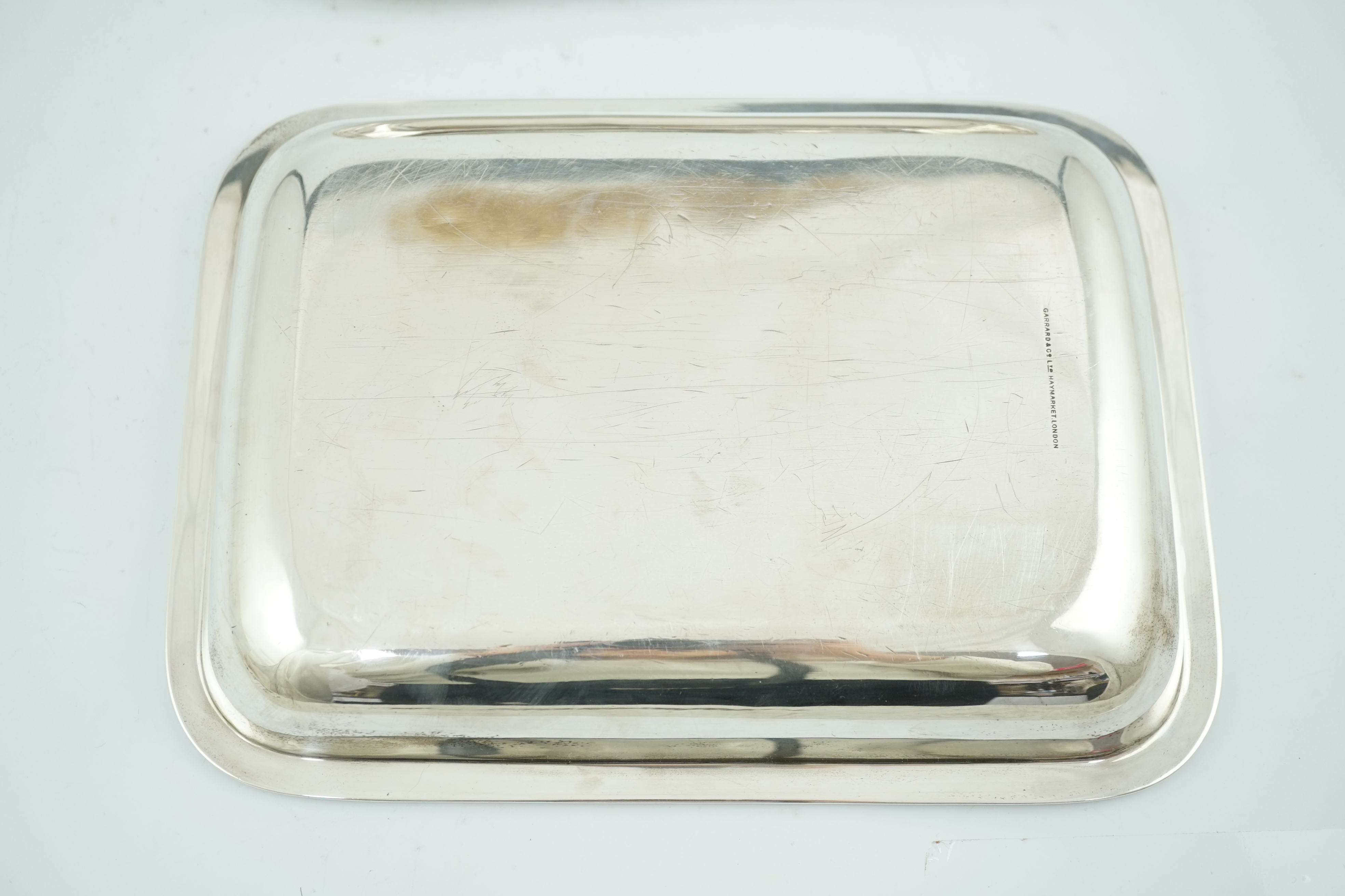 A George V silver entree dish and cover with handle, by Sebastian Garrard